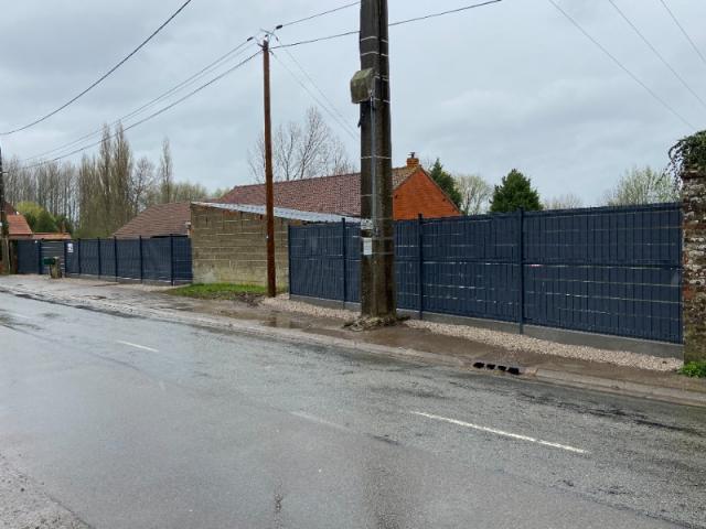 chantier d'aménagement extérieur clôtures soubassement béton  longrines pour pose barrières  