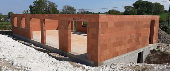 image d'un chantier avec un casque et une brouette